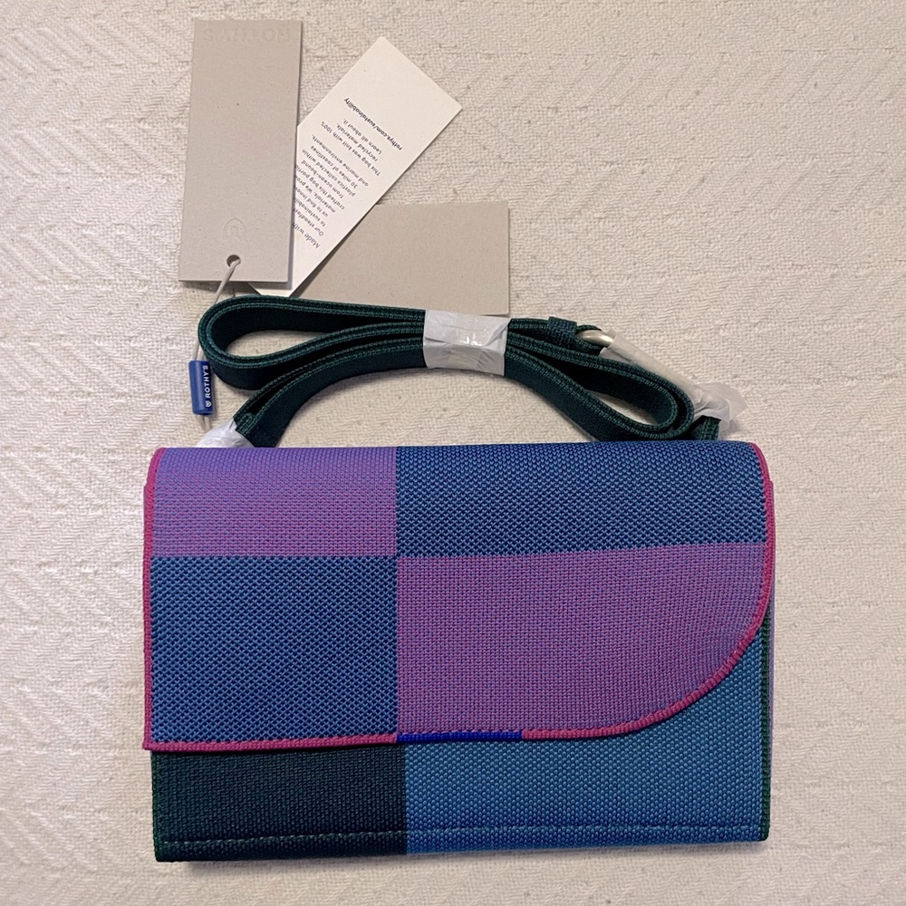 🔥🔥RARE Rothy’s Belt Bag in Frosted Berry. Store Exclusive!!